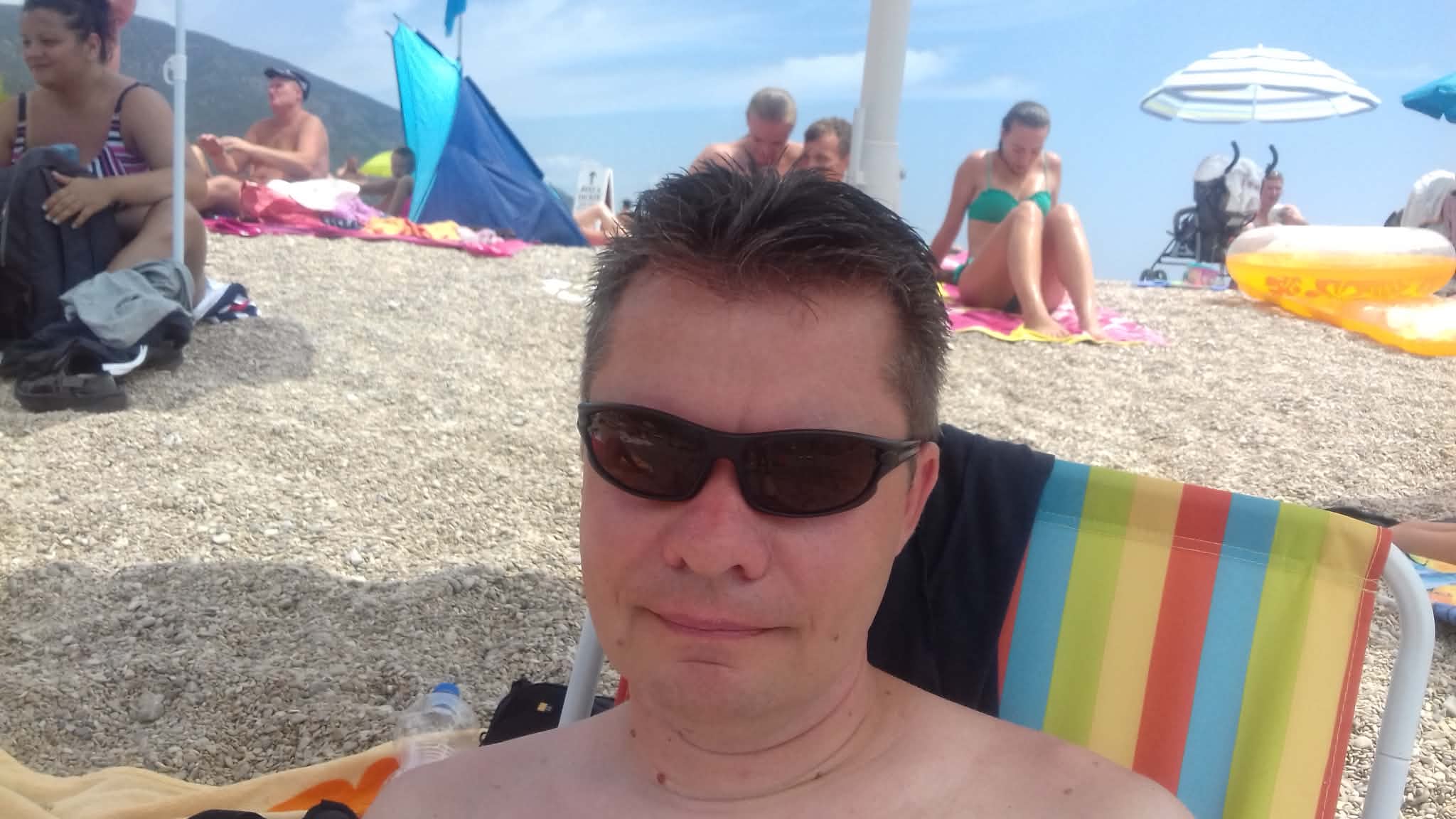 Krzysztof na słonecznej plaży