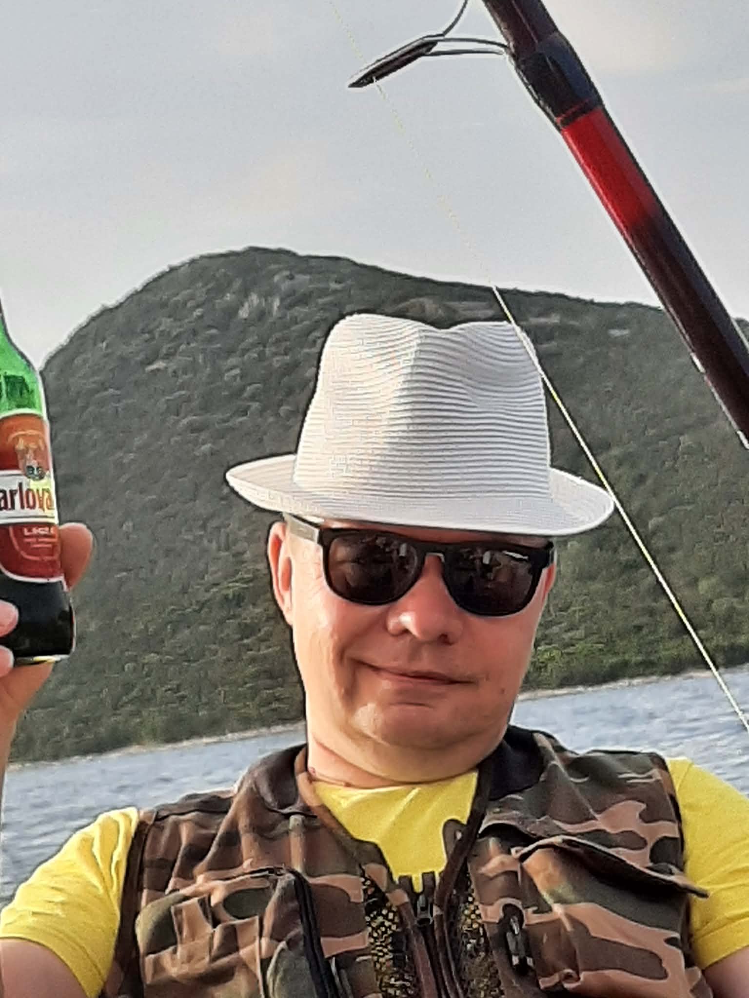 Tata Krzysztof w kapeluszu i okularach na łódce
