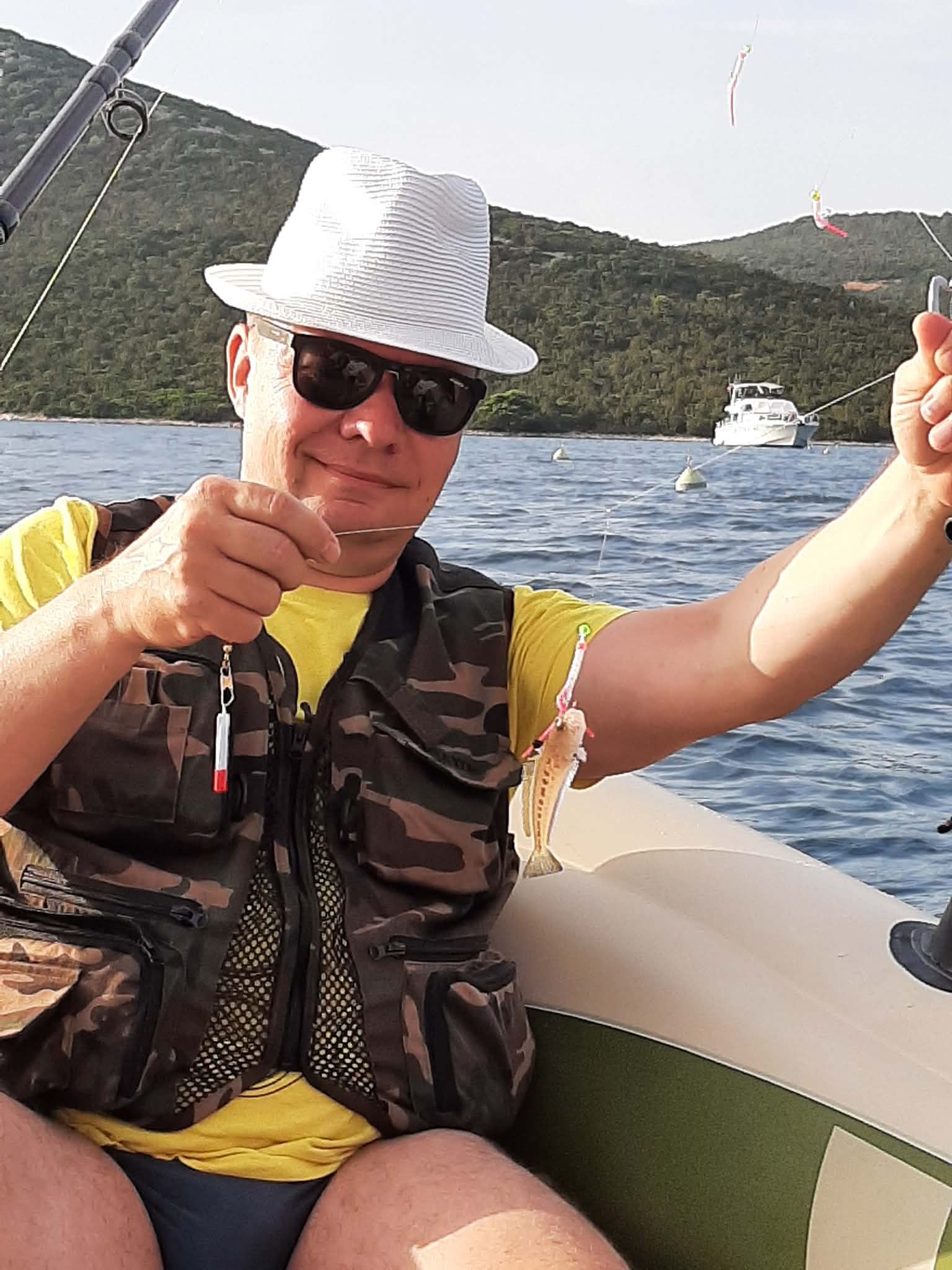 Krzysztof odpoczywa na łódce